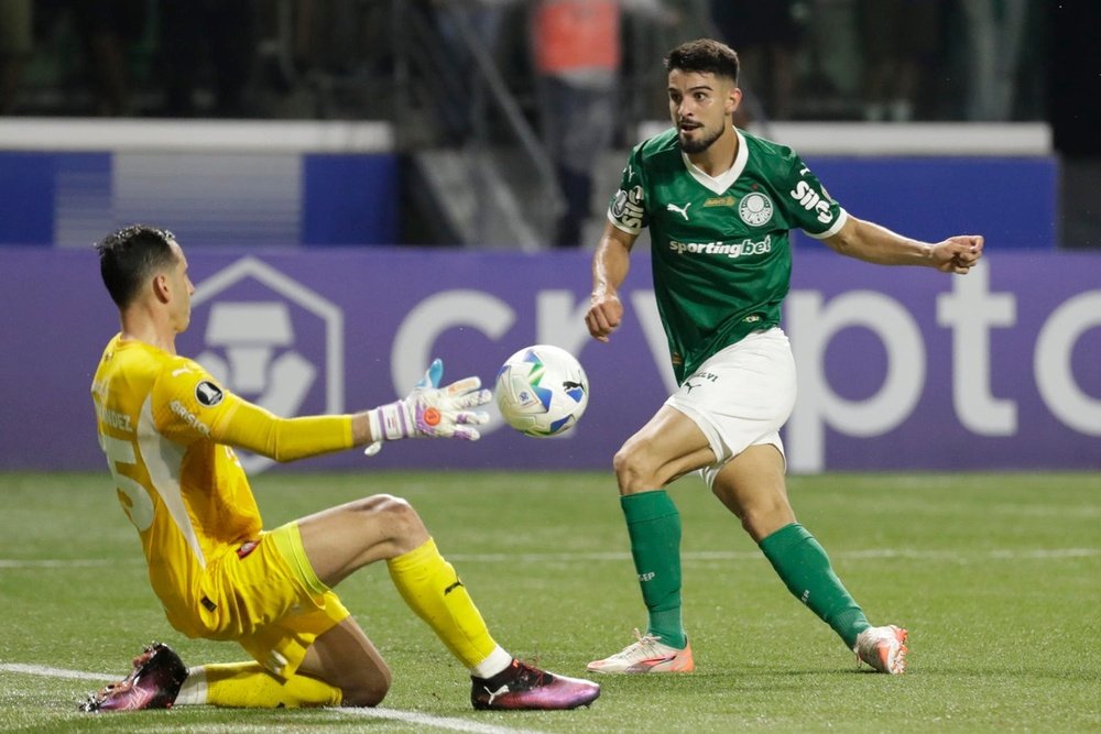 De uno en uno, Palmeiras toma el liderato. EFE