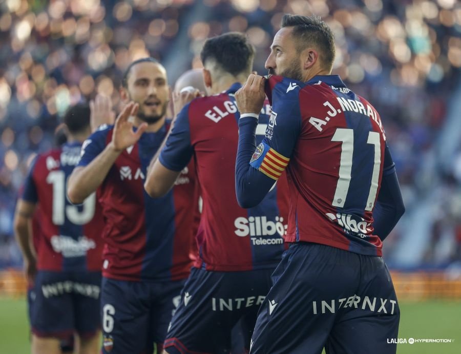 El Levante aplastó al Real Zaragoza por 5-2 en la jornada 36 de Segunda División. El equipo de Julián Calero se va a la cama en lo más alto de la clasificación y mantiene la incertidumbre en los que se quedan con 2 puntos de ventaja sobre el descenso.
