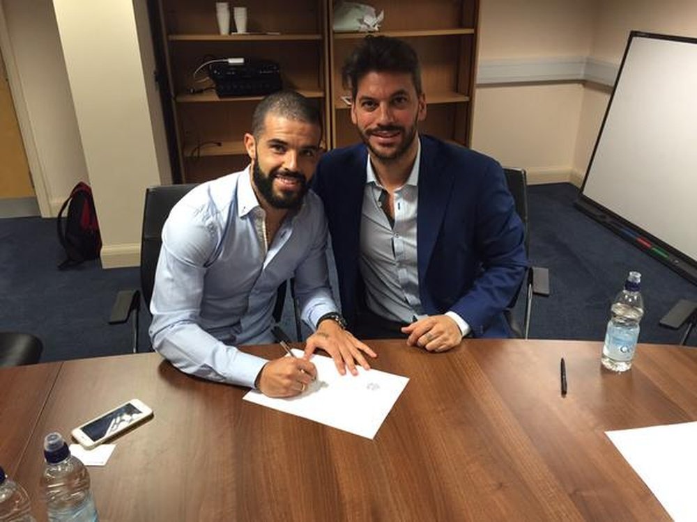 José Manuel Casado, nuevo jugador del Bolton, firmando su nuevo contrato. Twitter