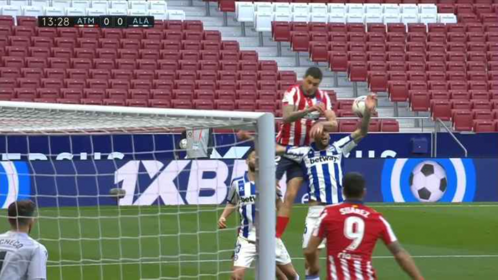 Hay polémica: de revisar un penalti por mano de Édgar a pitar falta de Giménez