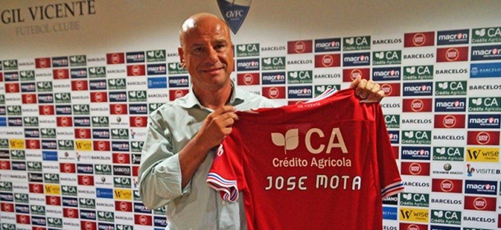 José Mota, nuevo entrenador de Feirense, posa con la camiseta de Gil Vicente, su anterior equipo. GilVicente