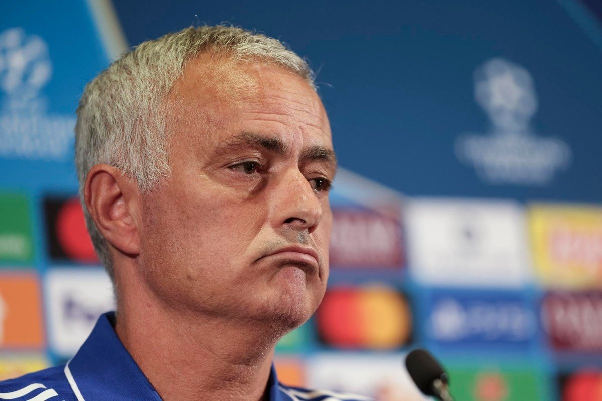 A conturbada trajetória de José Mourinho no Fenerbahçe deixa o mundo do futebol em suspense, com especulações intensas sobre qual será o próximo desafio do técnico português.