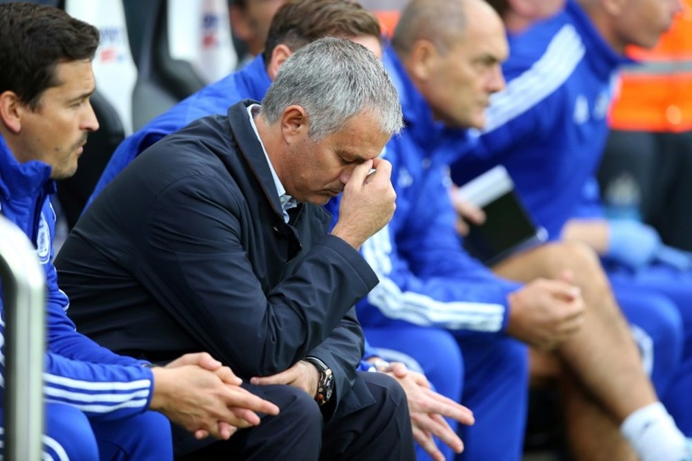 José Mourinho, técnico del Chelsea, reflexiona sentado en el banquillo de su equipo