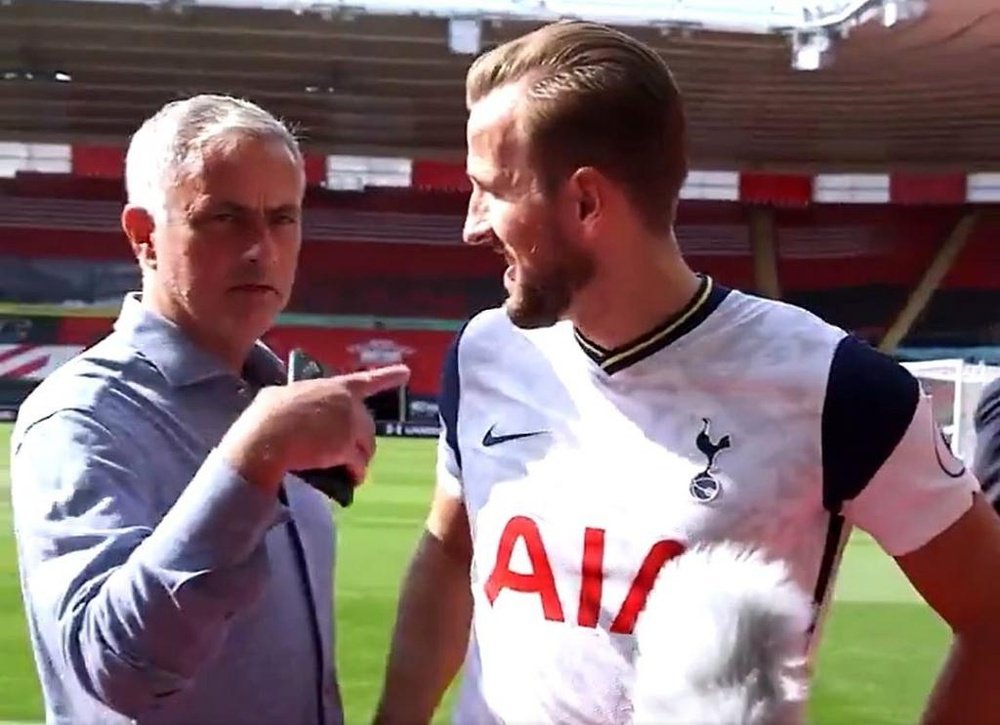 Mourinho interrupts the interview. Screenshot/SpursOfficial