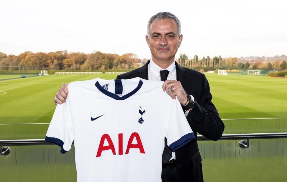 Il nuovo tecnico del Tottenham Mourinho. Twitter/SpursOfficial