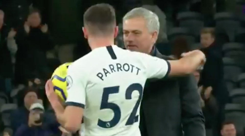 Mourinho dio el balón del partido al debutante Troy Parrott. Captura/DAZN