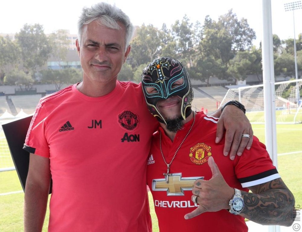 Rey Mysterio visitó al Manchester United. Twitter/ManUTD_es