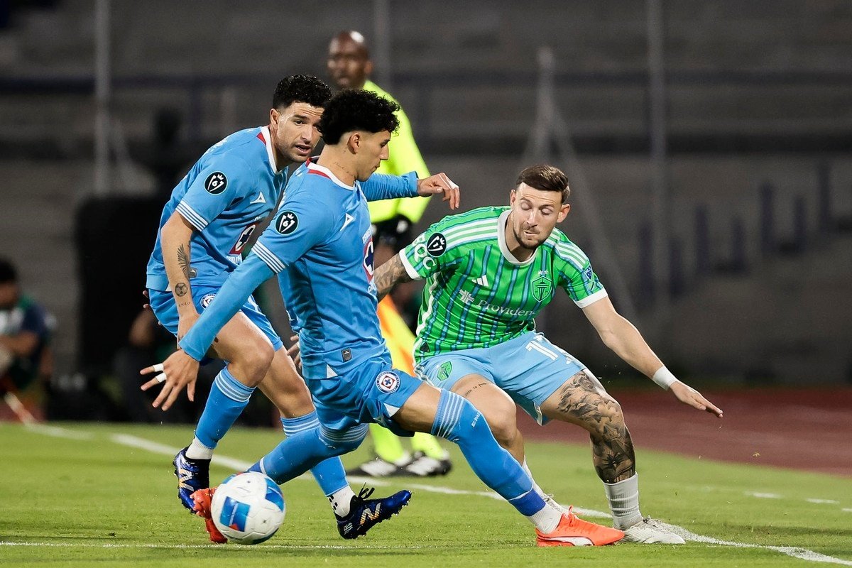 Cruz Azul, dirigido por el entrenador uruguayo Vicente Sánchez, goleó este martes por 4-1 a Seattle Sounders para clasificarse a los cuartos de final de la Copa de Campeones de la CONCACAF después del 0-0 de la ida.