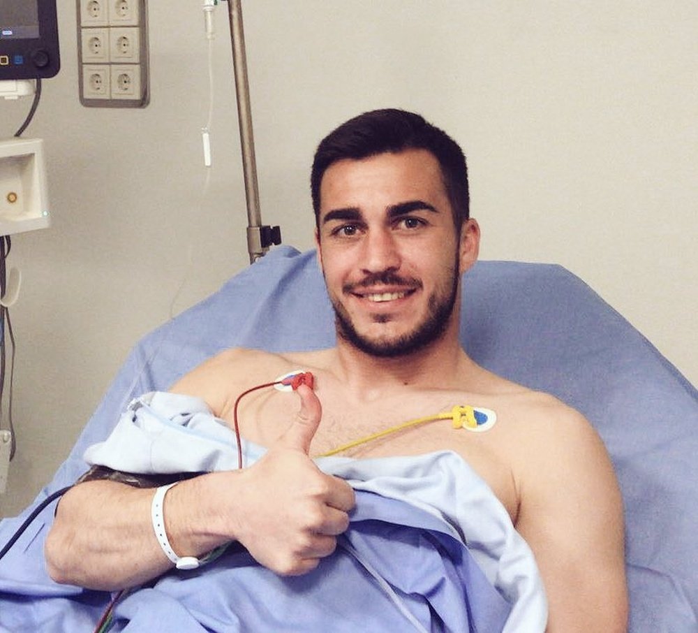 El delantero del Granada se someterá a pruebas en el hospital. Twitter/GranadaCdeF