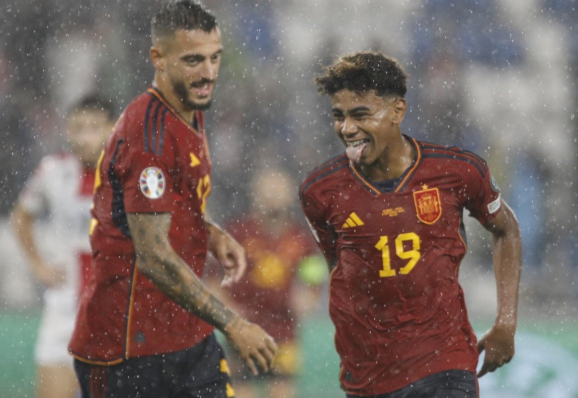 Lamine Yamal se torna jogador mais jovem a marcar gol pela seleção da  Espanha