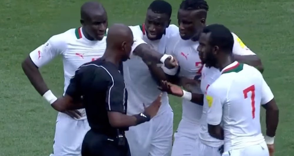 El árbitro del Sudáfrica-Senegal fue suspendido. Youtube