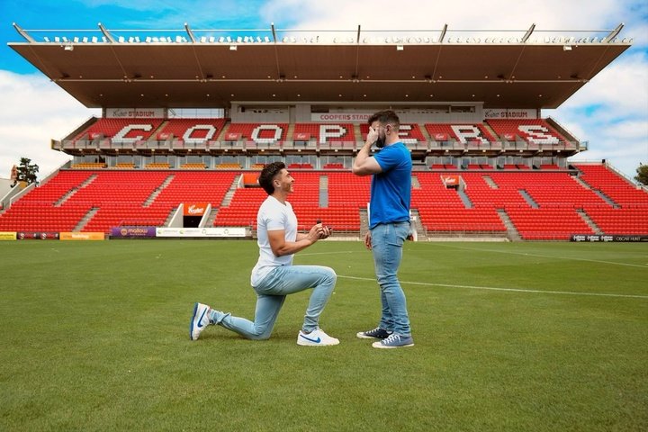 Josh Cavallo le pide matrimonio a su novio en el estadio del Adelaide