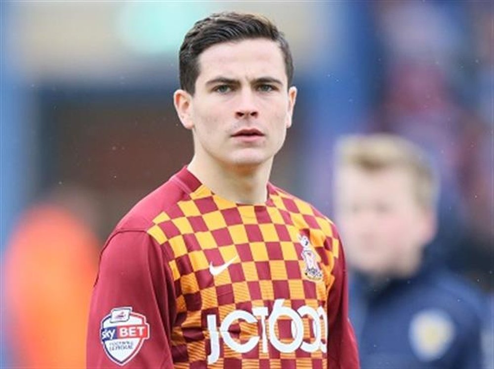 Josh Cullen llegó al Bradford City para una cesión de un mes. pero verá prorrogada su estancia hasta final de temporada en el conjunto de la League One. BradfordCityFC