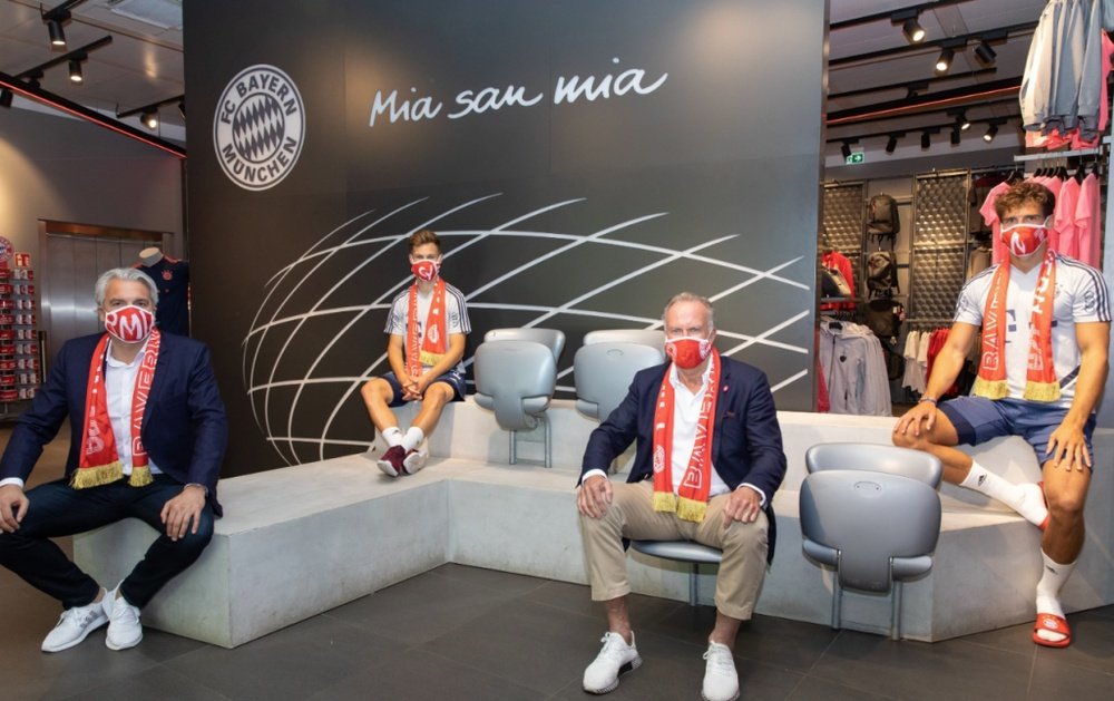 Bayern have made their own scarves. Twitter/FCBayernES