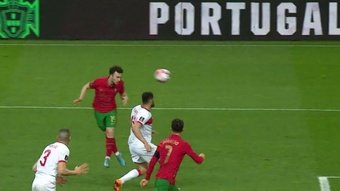Com uma 'tijolada' de cabeça, Jota marca o segundo de Portugal. Captura/Cuatro