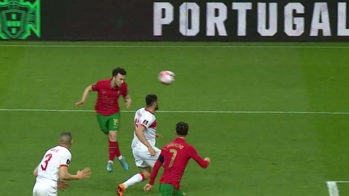 Com uma 'tijolada' de cabeça, Jota marca o segundo de Portugal