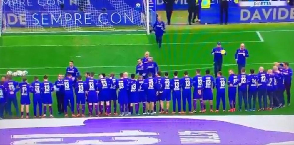 Joueurs de la Fiorentina avec le maillot d'Astori à l'échauffement. Twitter/PremiumSports