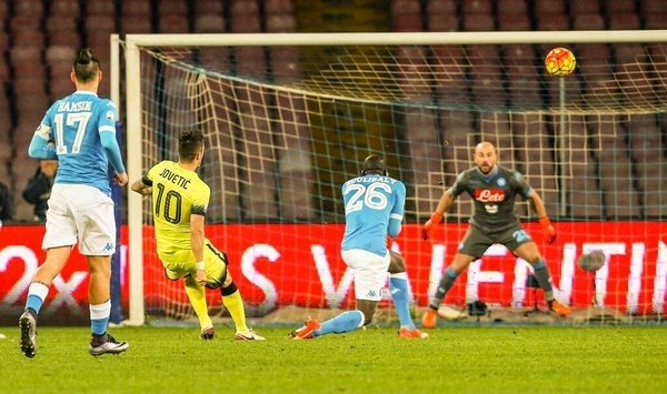 Jovetic chuta a puerta en el encuentro de cuartos de final de la Coppa que enfrentó a su Inter con el Nápoles. Twitter