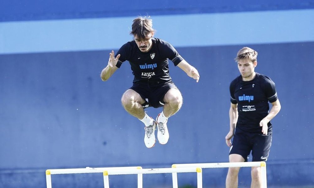 Jozabed salta durante el entrenamiento del Málaga en el Anexo (03-03-22). Marilú Baez