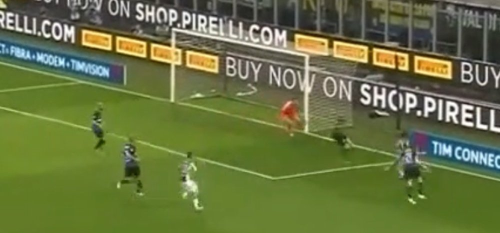 Cuadrado scored Juventus' second from an acute angle. Captura