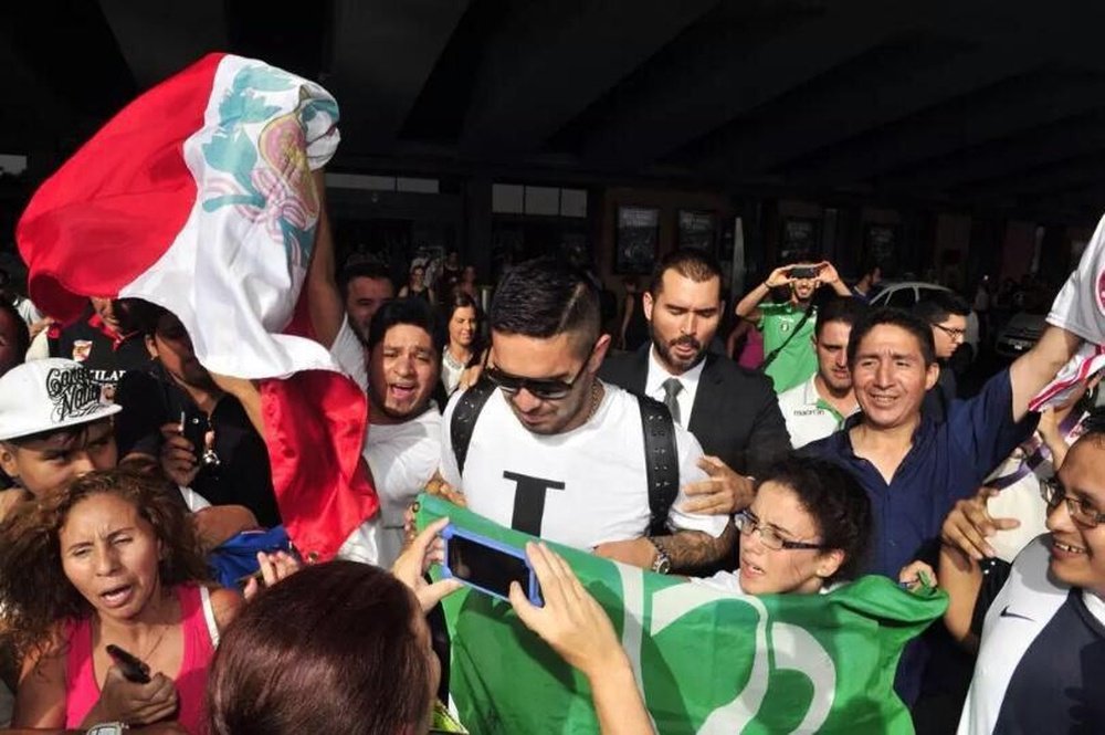 Juan Manuel Vargas, a su llegada a Sevilla, rodeado de aficionados de su país natal, Perú. Twitter