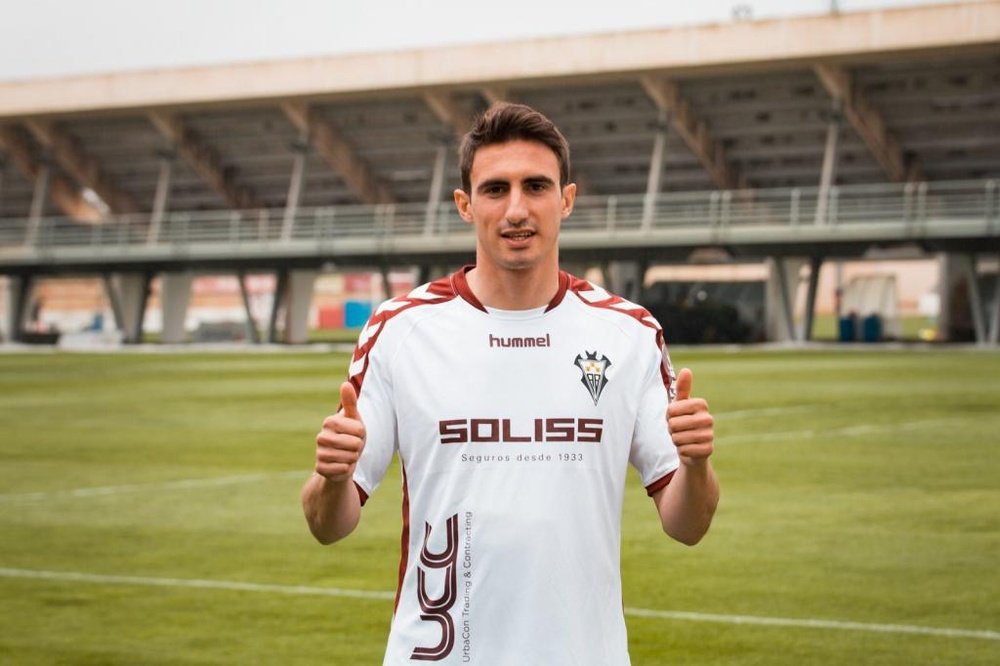 Il intègre officiellement les rangs du club espagnol. AlbaceteBalompié