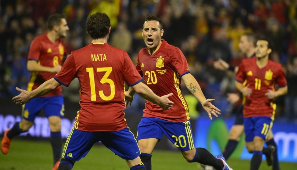 Juan Mata felicita a Santi Cazorla por su gol a Inglaterra, el segundo de España. Twitter