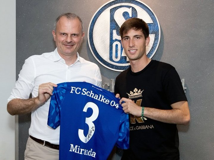 OFICIAL: Barcelona empresta Miranda ao Schalke 04