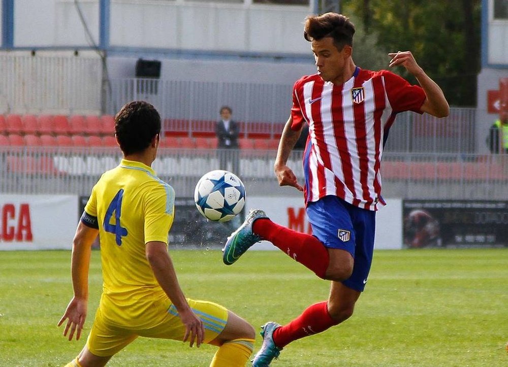 Juan Moreno, del juvenil del Atlético de Madrid, se lleva la pelota con habilidad ante un futbolista del Astana Sub 19. ClubAtleticoDeMadrid
