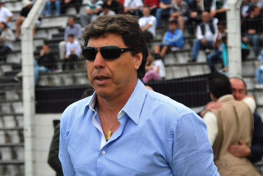 Juan Ramón Carrasco podría dejar de ser entrenador de River Plate de Montevideo. Twitter
