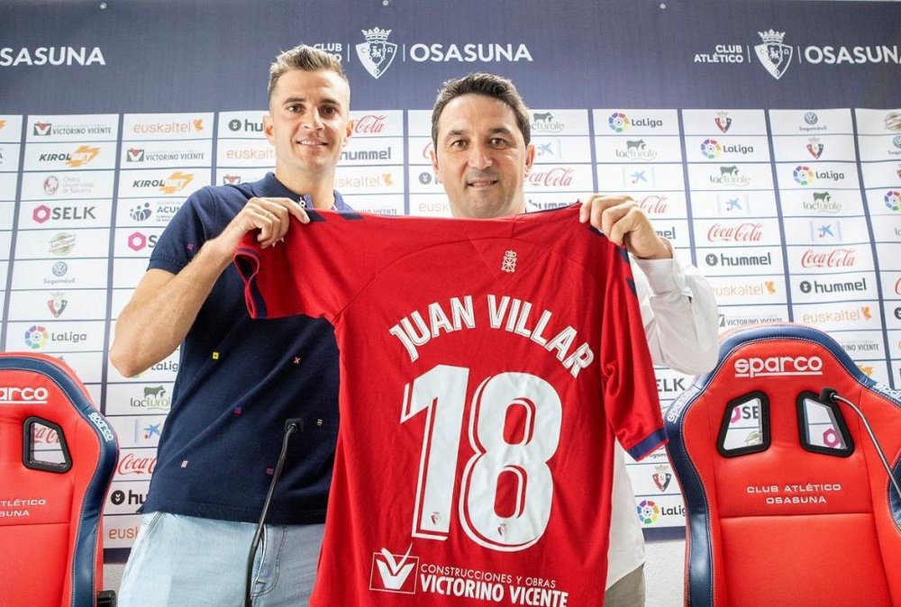 Juan Villar reafirmó su compromiso con Osasuna en su presentación. Twitter/CAOsasuna