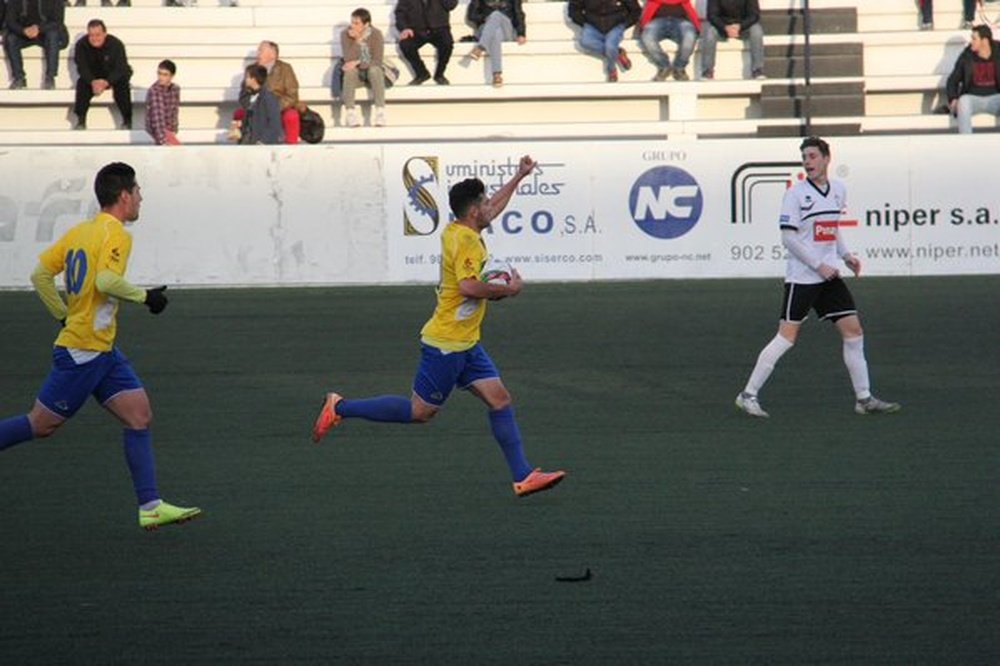 Juanjo celebra un gol con el Orihuela. OrihuelaCF