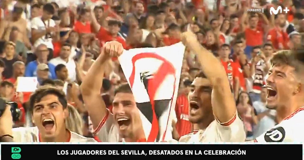 Esta es la bandera que levantaron los tres sevillistas. Captura/MovistarFutbol