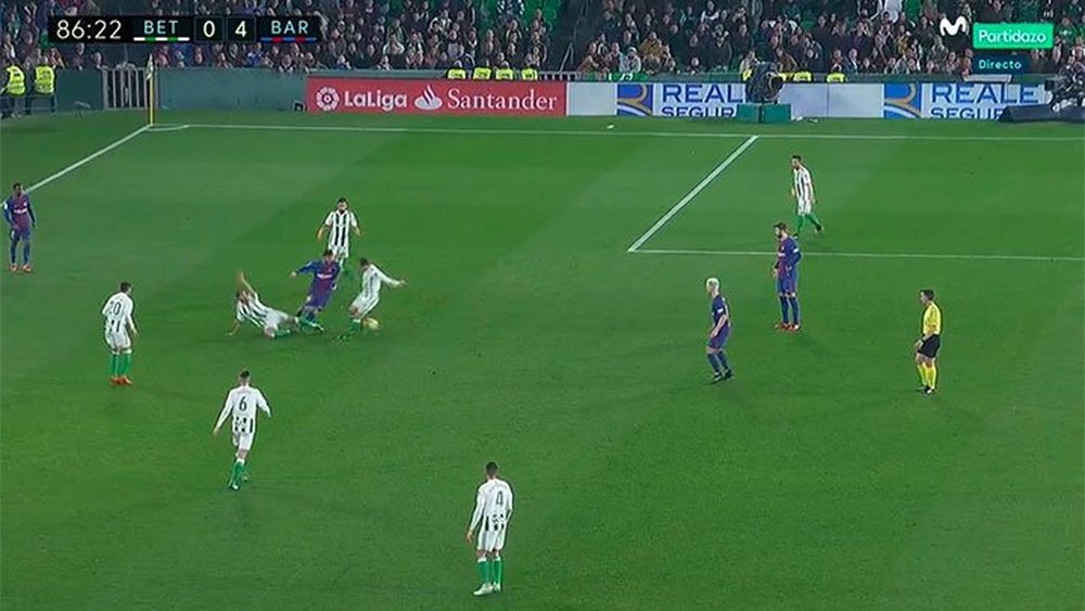 Jugadón de Messi contra el Betis tras irse de cuatro y tirar un caño ante Guardado. Twitter