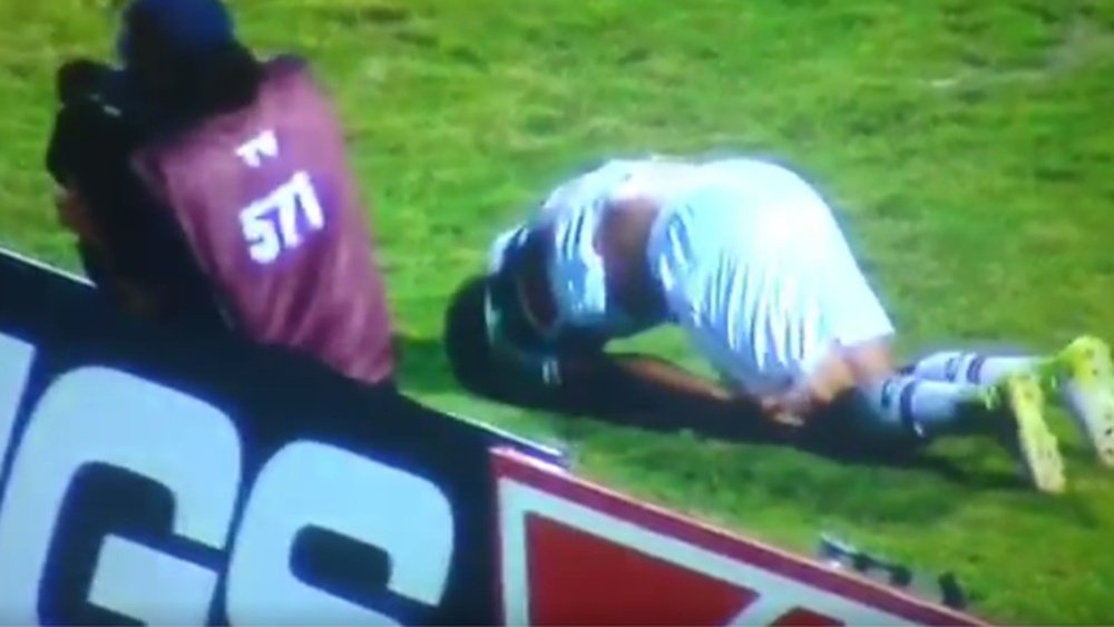 Ridícula caída de un jugador de Santa Cruz en Brasil. Youtube