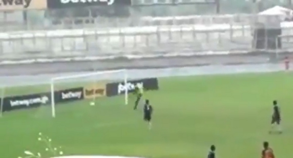 Un jugador intentó arruinar una apuesta. Twitter/SaddickAdams