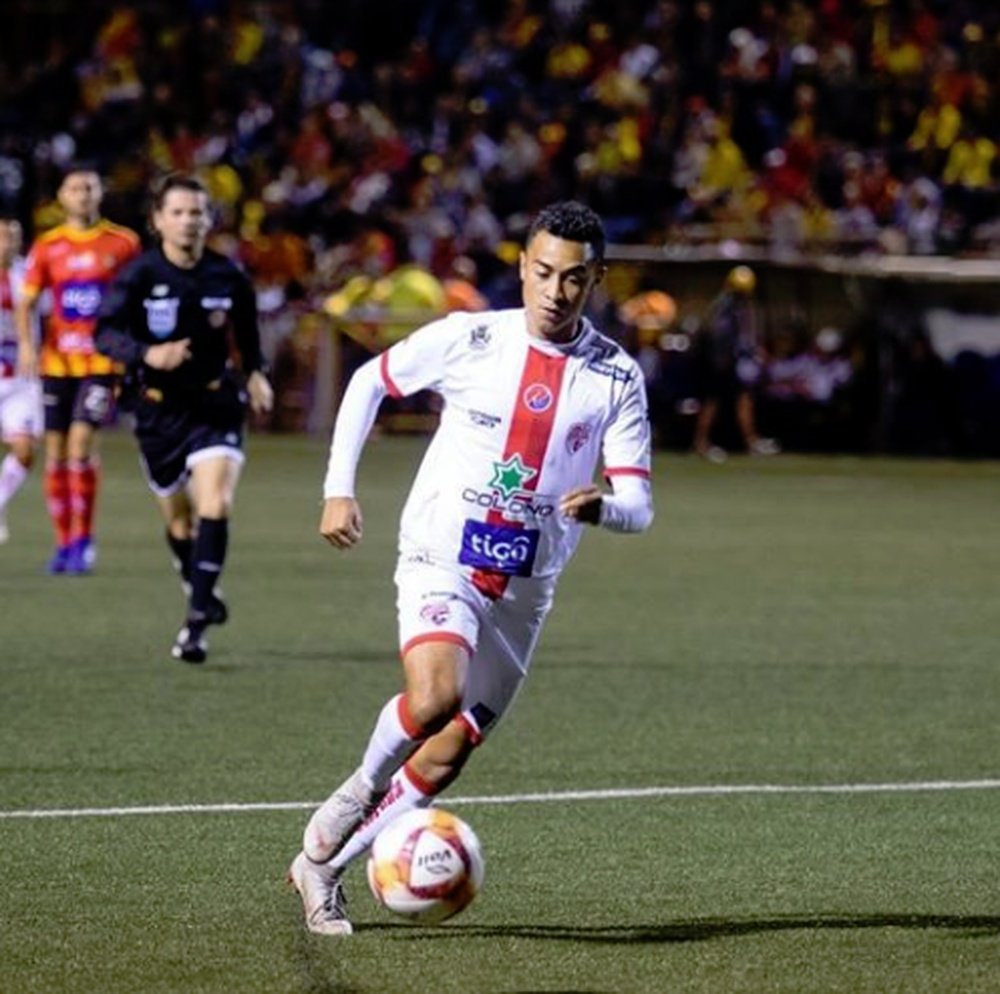 Un jugador del Santos conduce la pelota. Facebook/ADSantosOficial