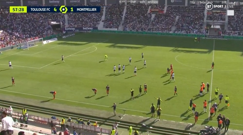 Il match tra Toulouse e Montpellier è stato temporaneamente sospeso. Captura/@btsportfootball