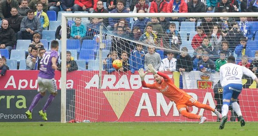 Jugador del Valladolid atacando la portería del Zaragoza. Twitter.