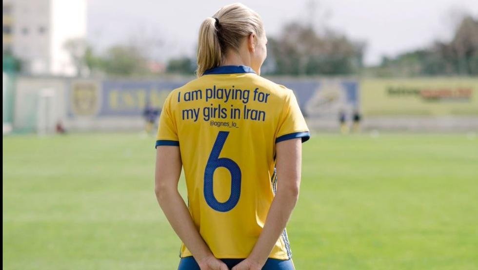 Mensajes como este portan las futbolistas de Suecia. Svenskfotboll.se