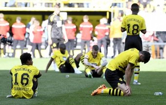 El Borussia Dortmund, que tenía una oportunidad histórica para hacerse con una Bundesliga 11 años después, se pegó un patinazo ante el Mainz 05 (2-2) y dejó el título en bandeja a un Bayern que no falló.