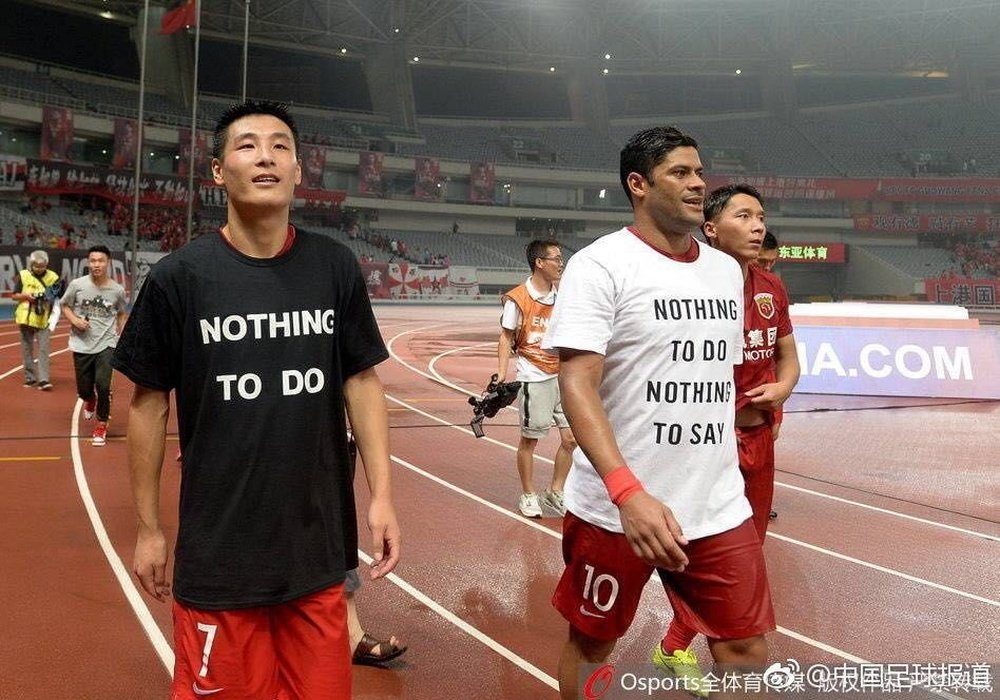 Les joueurs et les supporters du Shangaï SIPG ont protesté. Twitter/CameronWilson