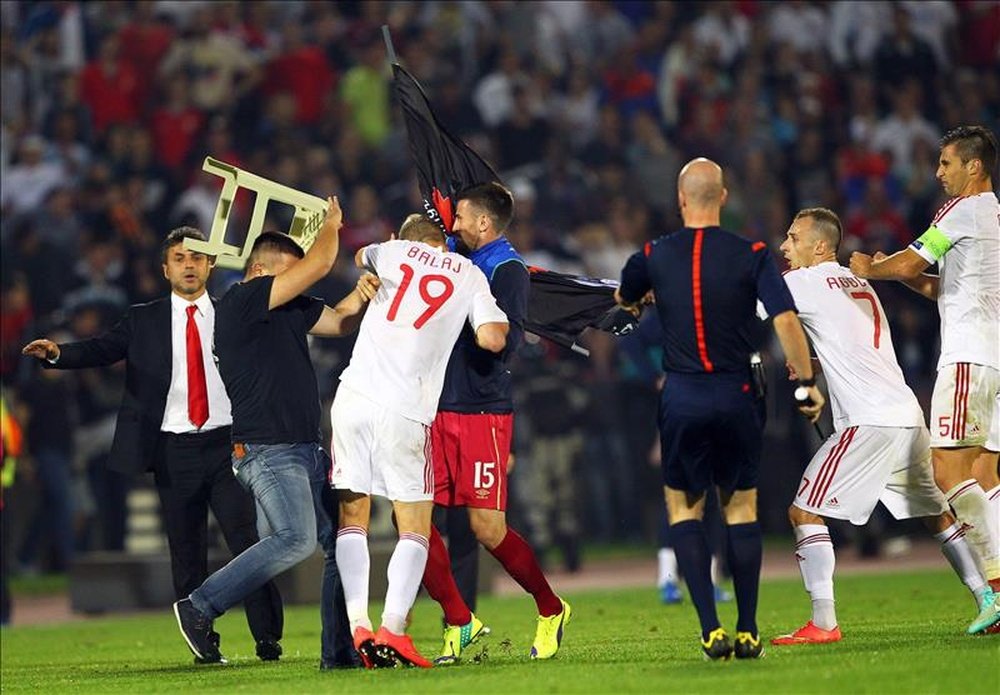 Jugadores de Albania y Serbia pelean durante el partido clasificatorio de la Eurocopa 2016 el pasado 14 de octubre de 2014. EFE/Archivo