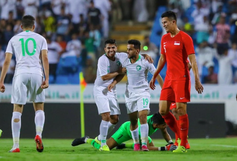 Jugadores de Arabia Saudí celebran un gol durante la victoria 3-0 a Singapur. Twitter/theafcdotcom