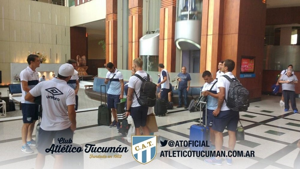 Los jugadores de Atlético de Tucumán, esperando en el aeropuerto de Guayaquil. ATOficial