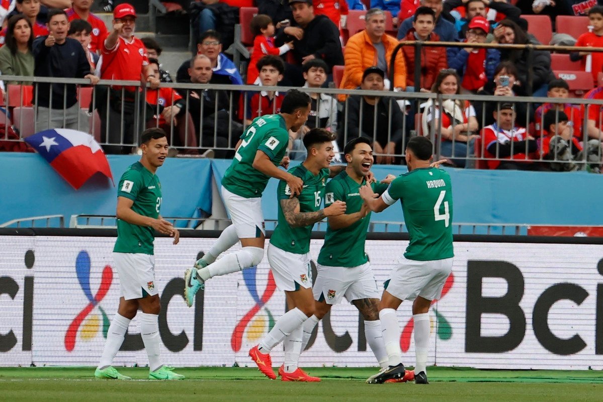 Bolivia se atreve a soñar con el Mundial a costa de una irreconocible Chile. EFE