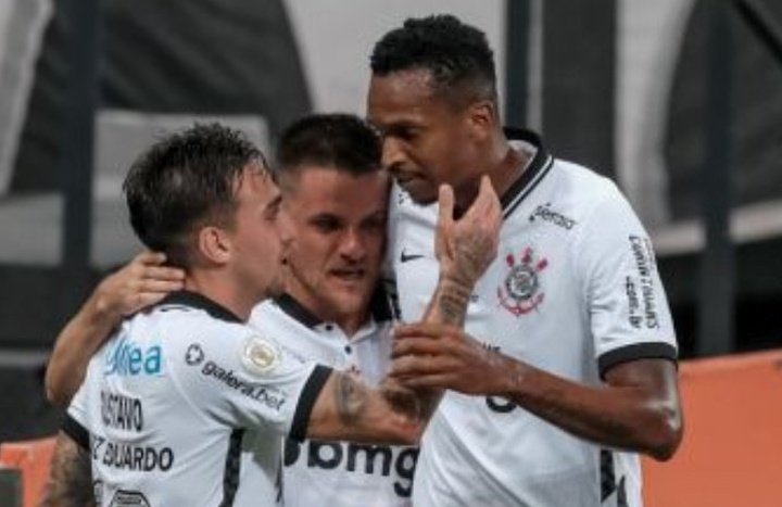 Un Corinthians imparable frena el despertar de Goiás