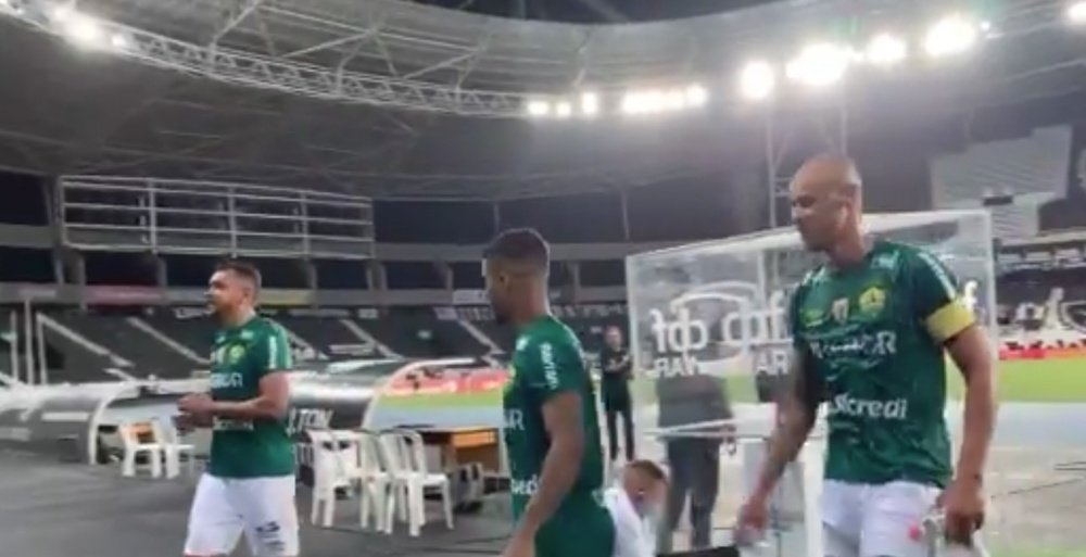 Barbosa deja en la lona a Botafogo. Captura/Claró