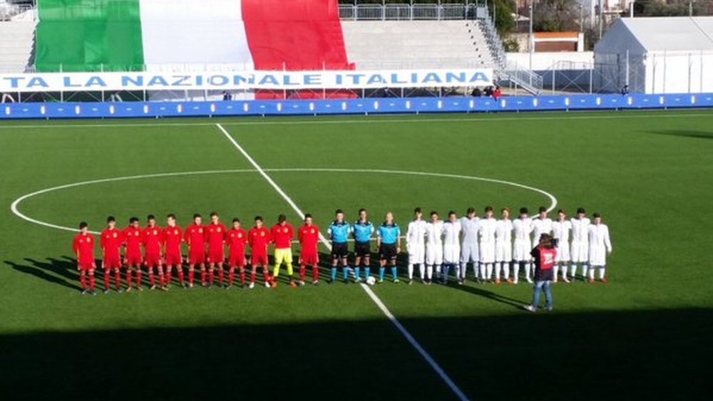 Jugadores de España e Italia Sub 17 antes de un partido amistoso. Twitter