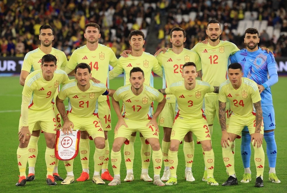 A Seleção Espanhola antes da disputa contra a Colômbia. EFE